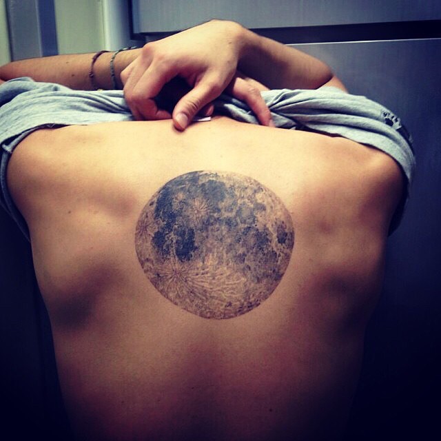 Tatuagem masculina costas: A lua em trabalho realista
