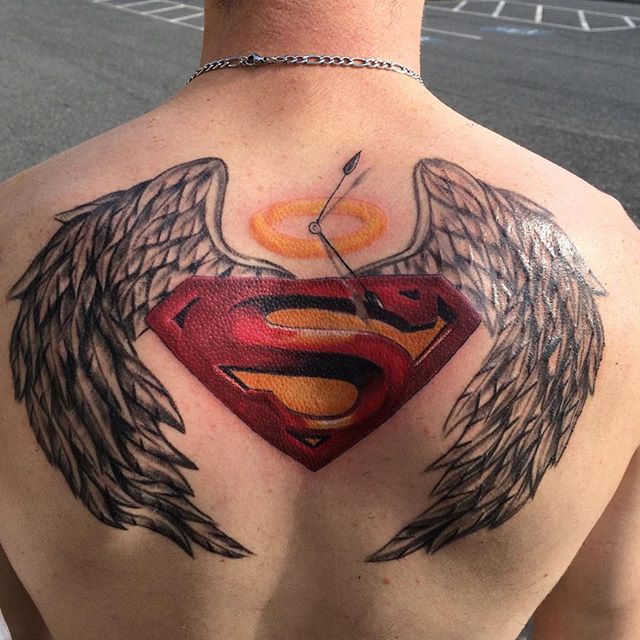 Tatuagem asas nas costas masculina: Homenagem ao ídolo Super Man
