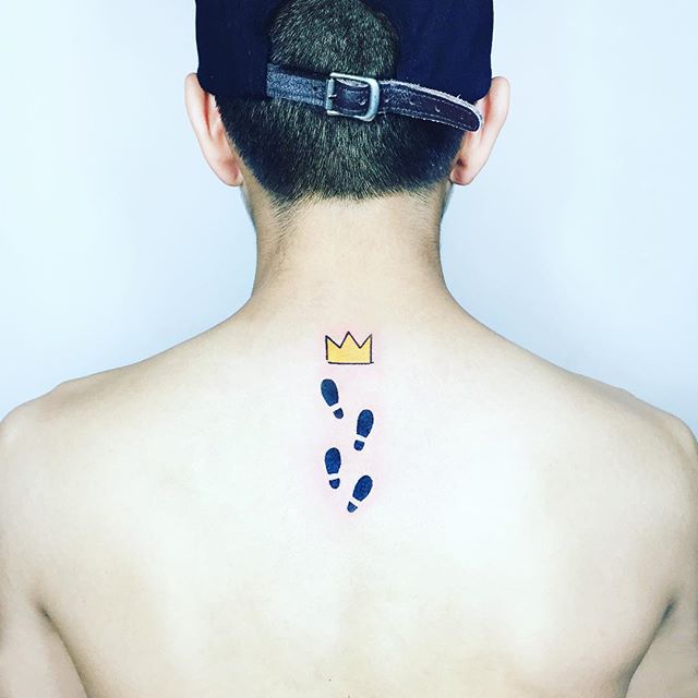 Tatuagem pequena nas costas: O caminho para chegar na vitória, alcançar o trono