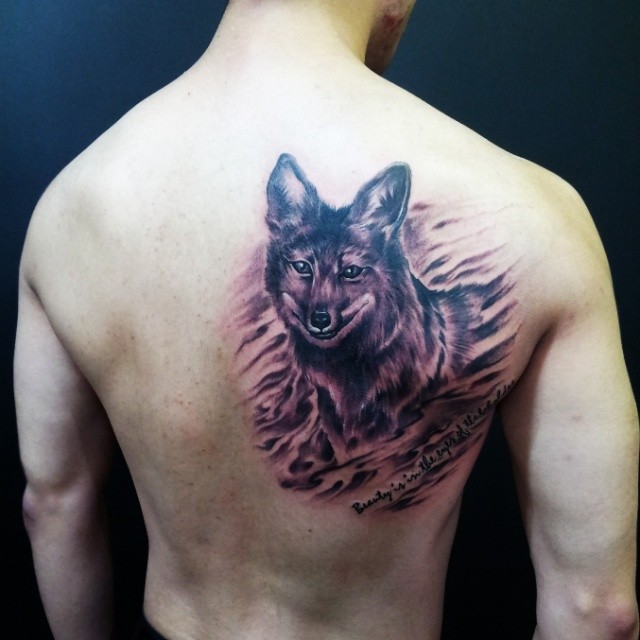  Tatuagem de raposa nas costas: representa astúcia e inteligência