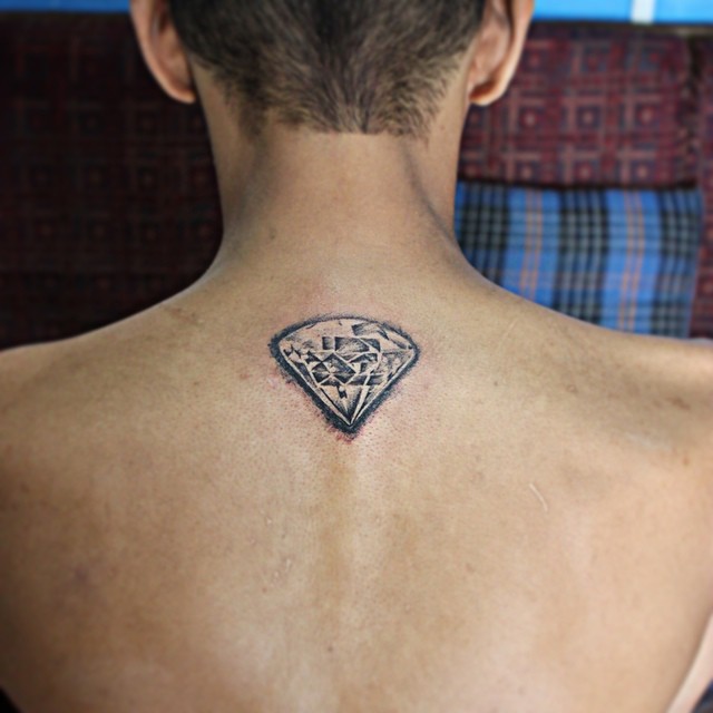 Tatuagem pequena nas costas de diamante: a pedra indestrutível representa a imortalidade e beleza