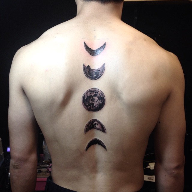 Tatuagem masculina nas costas: Todas as fases da lua e algumas adaptações estampado na pele