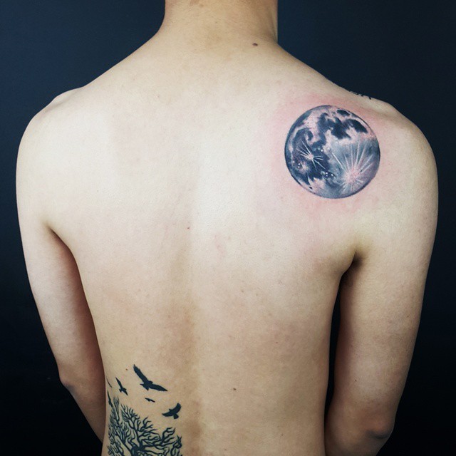 Tatuagem de lua nas costas com cores e marcantes