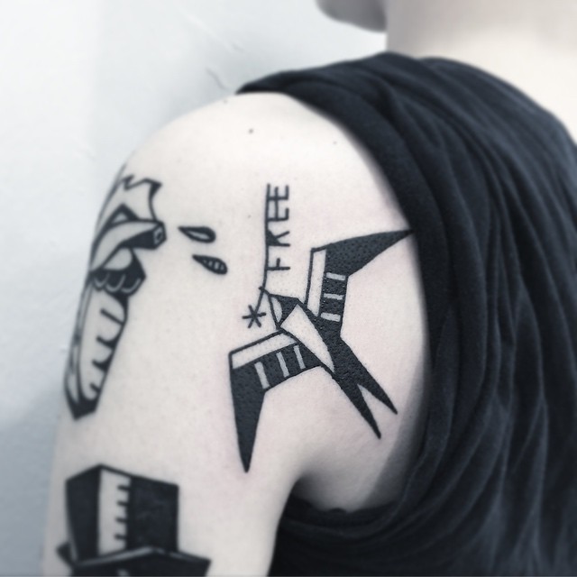 Passarinho em tatuagem com formas geométricas nas costas