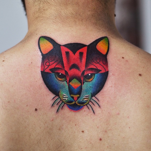 Tatuagem nas costas masculino: Desenho de gato trabalhado com cores fortes e desenhos geométricos