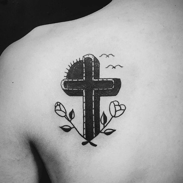 Tatuagem de cruz nas costas masculina: Um desenho religioso ou para homenagem de entes que já se foram
