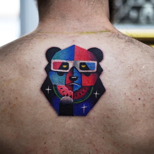 Tatuagem masculina de Urso em 3 dimensões comendo melancia!