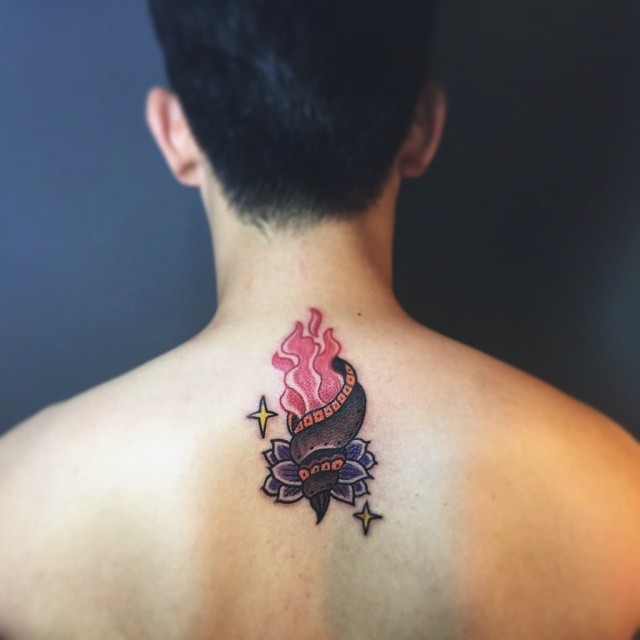 Tatuagem de tocha no centro das costas