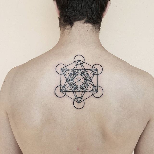 Tatuagem em fineline com desenhos geométricos