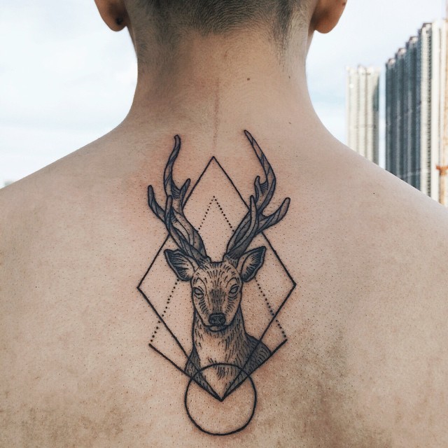 Tatuagem de alce em pontilhismo e formas geométricas