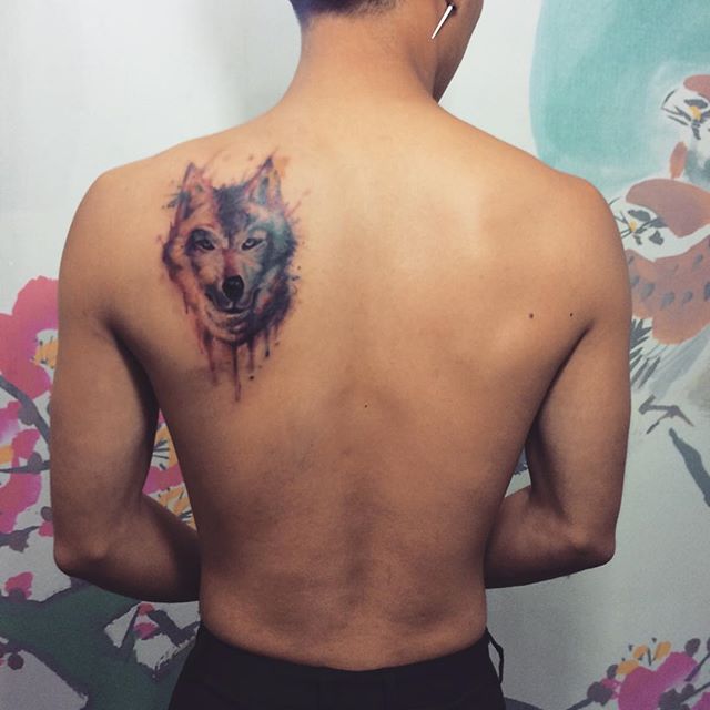 Tatuagem de lobo nas costas, trabalho em realismo