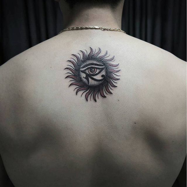 Tatuagem do olho de Hórus, o olho que tudo vê, assim como os egípcios acreditavam