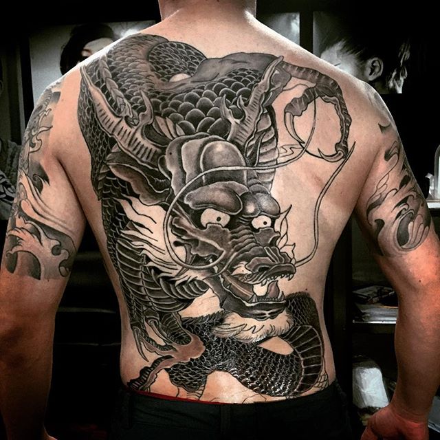 Tatuagem de dragão nas costas masculina: Assim como já citado, o dragão tem diversas representações, mas todas falam de sua força e poder