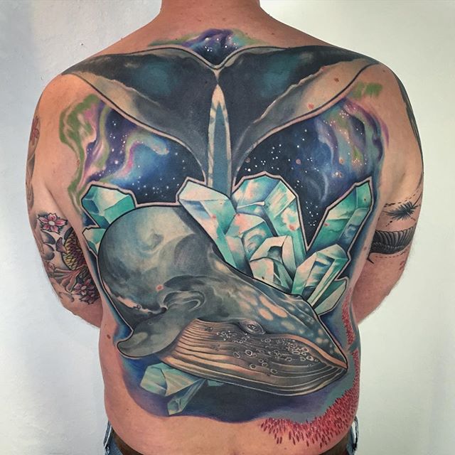 Tatuagem de baleia nas costas com diamantes: Uma bela opção este desenho para quem pensa em fechar completamente as costas com cores fortes