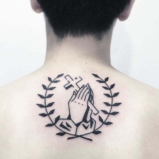 Tatuagem masculina de cruz nas costas: A fé e a devoção eternizada na pele