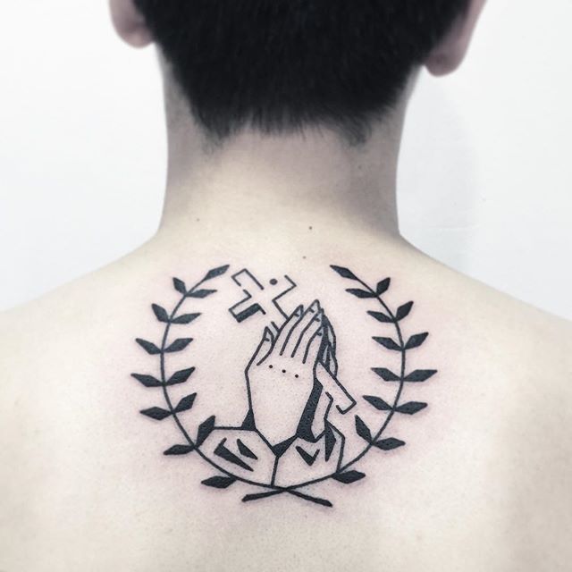 Tatuagem masculina de cruz nas costas: A fé e a devoção eternizada na pele