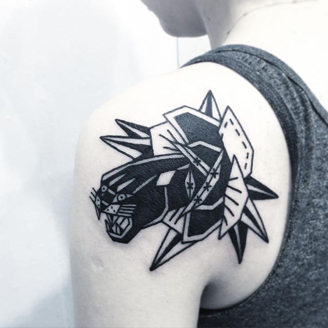 Tatuagem de onça em blackwork: Representando toda força e inteligência