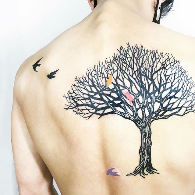 Tatuagem de árvore com galhos secos, representa pessoas espontâneas