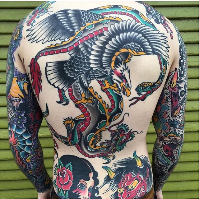 A cobra, a água e o dragão: Tatuagem fechando as costas, tudo em um mesmo estilo de trabalho, harmonizado por mais que tenha muitas cores.