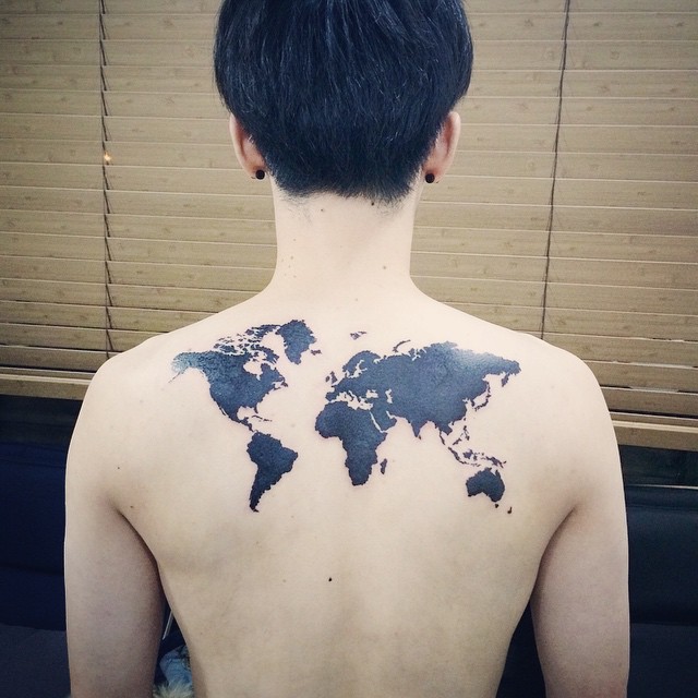 Tatuagem costas masculina: Mapa mundi, com uma representação de um mundo a descobrir