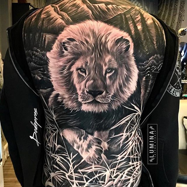 Tatuagem masculina de leão nas costas: Como o leão é considerado o rei da selva, seu significado é de poder e realeza 