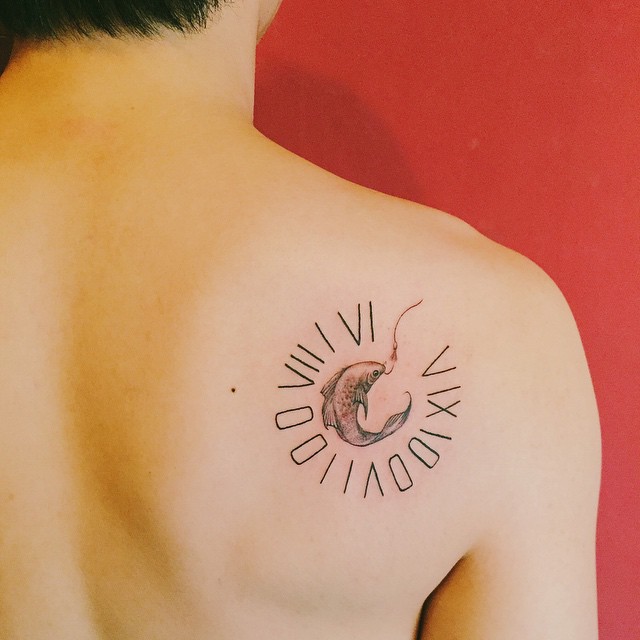 Tatuagem masculina pequena nas costas: O peixe, pode ser o signo ou há opções de carpas, simbolizam a alegria e prosperidade