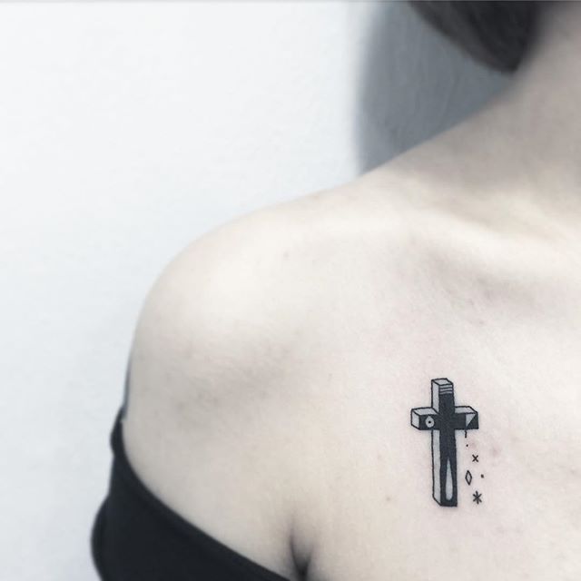 Tatuagem de cruz pequena delicada para meninas