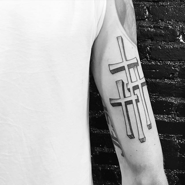 Tatuagem de cruz no antebraço: menos propícia a dor pode significar a santíssima trindade