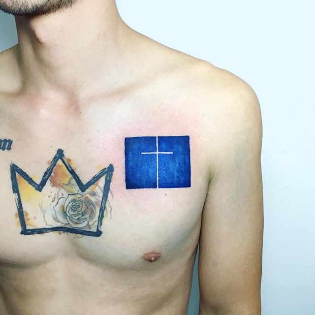 Tatuagem de cruz no peito masculina: bandeira de devoção e fé