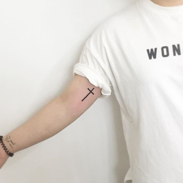 Tatuagem de cruz no braço para quem gosta de menos exposição