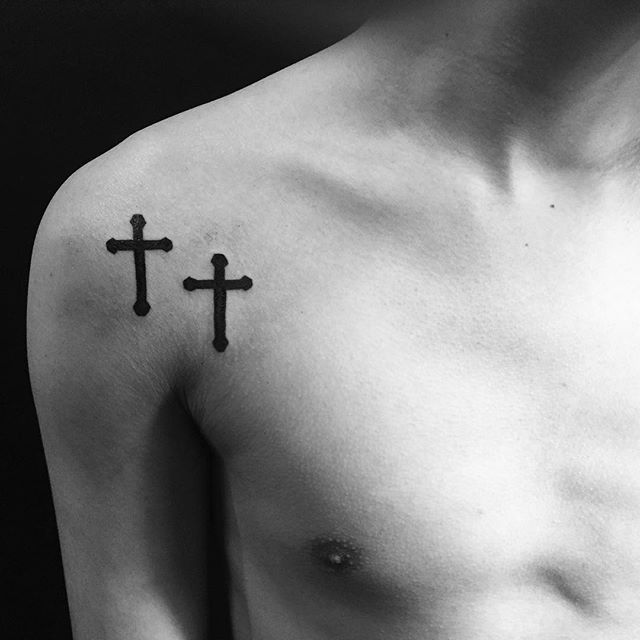 tatuagem de cruz significado em ombro com duas cruzes pode simbolizar união entre o céu e terra