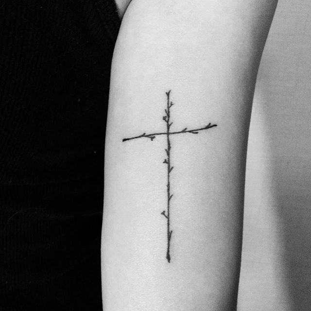Tatuagem de cruz delicada com galhos ou gravetos, também podem ser feitos para uma tatuagem voltada ao público feminino