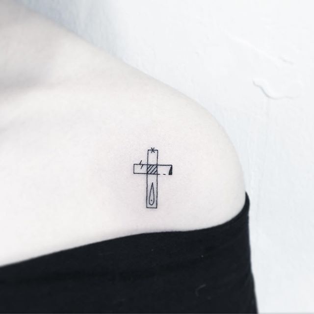Tatuagem unisex minimalista no ombro