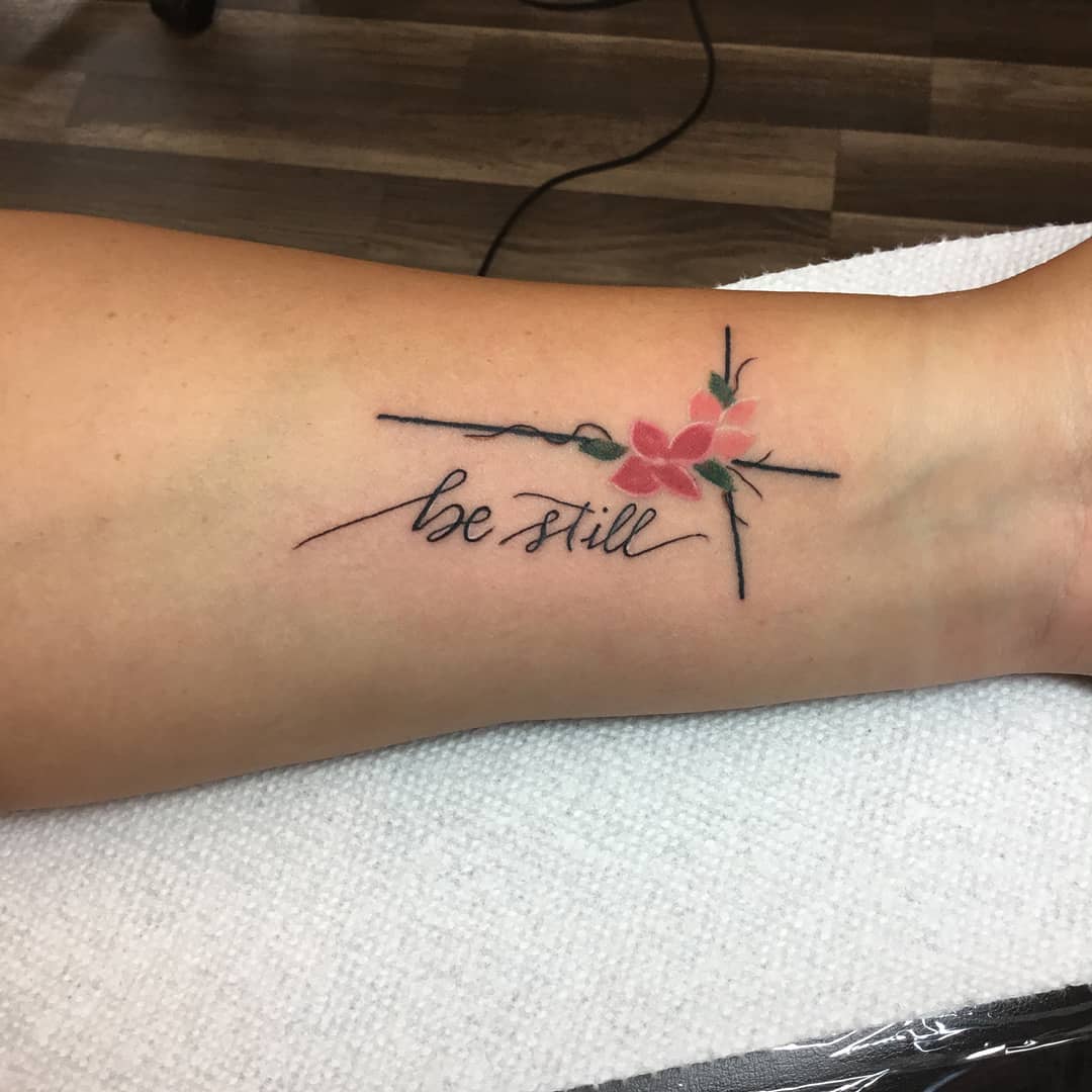 ''Be Still'' Tatuagem de cruz