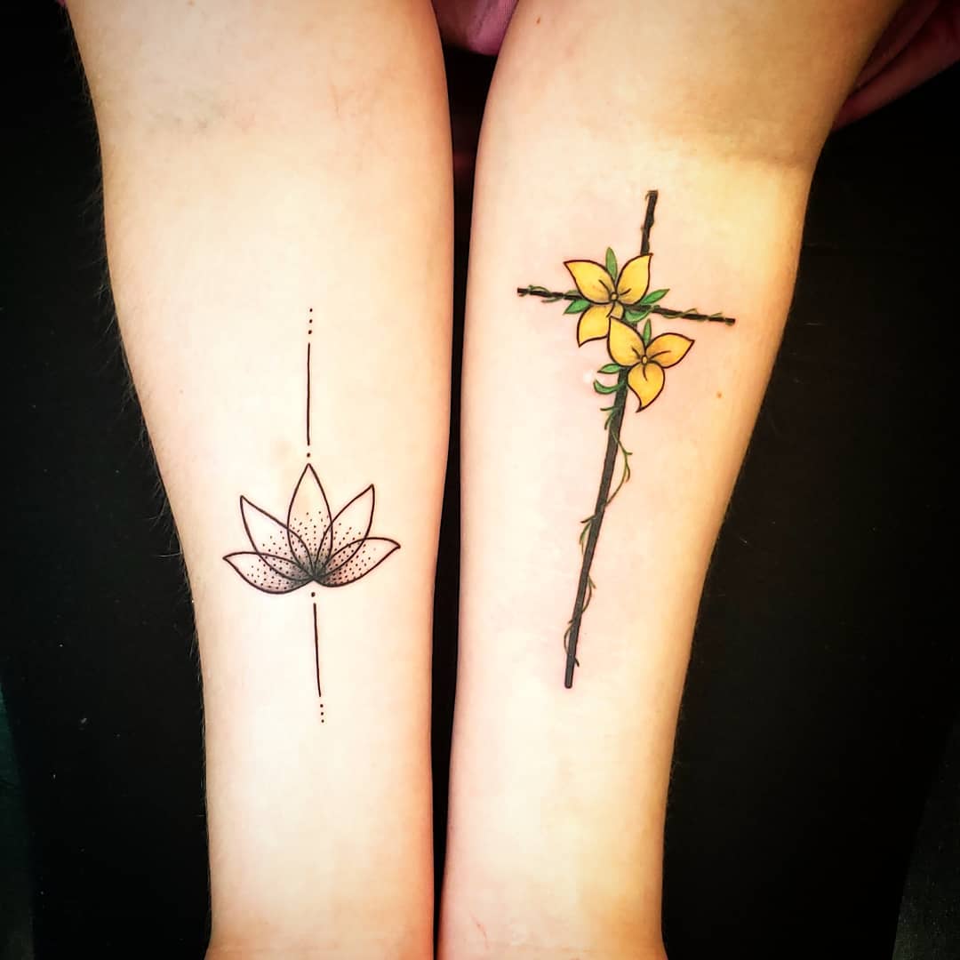 Tatuagem de cruz no braço com flores: Sugestiva fazer com amigos também simbolizando a amizade