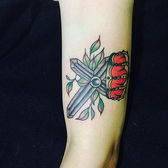 Tatuagem de cruz com coroa e folhas