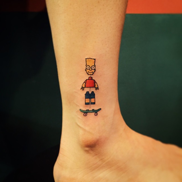 Tatuagem de bonequinho de lego - Bart Simpson Virou Lego nessa divertida tatuagem.