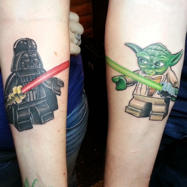 Outra Tatuagem de Lego Casal, essa é para quem ama as pecinhas coloridas e Star Wars e quer homenagear os dois ao mesmo tempo.