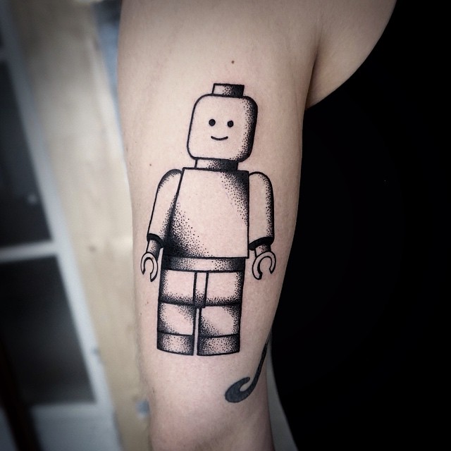 Desenho Tatuagem de Lego, simples, mas muito divertida.