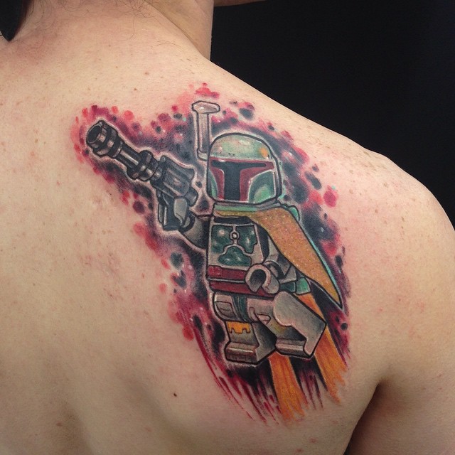 Essa elaborada tatuagem de boneco lego também é inspirada em Star Wars.