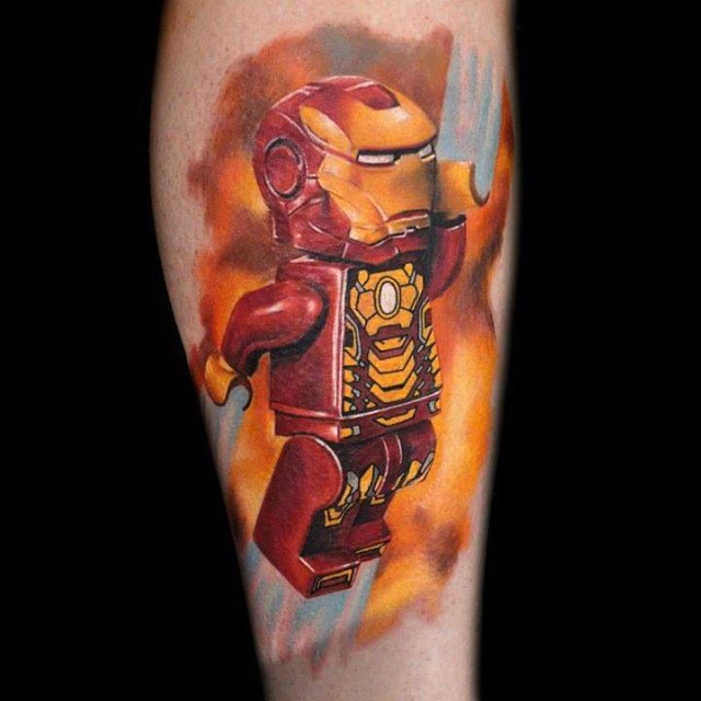 E o Iron Man também virou um boneco Lego nesse desenho de tatuagem.