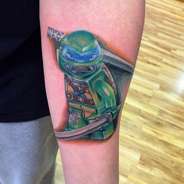 E o Leonardo, líder das Tartarugas Ninjas também virou uma divertida tatuagem de boneco Lego.