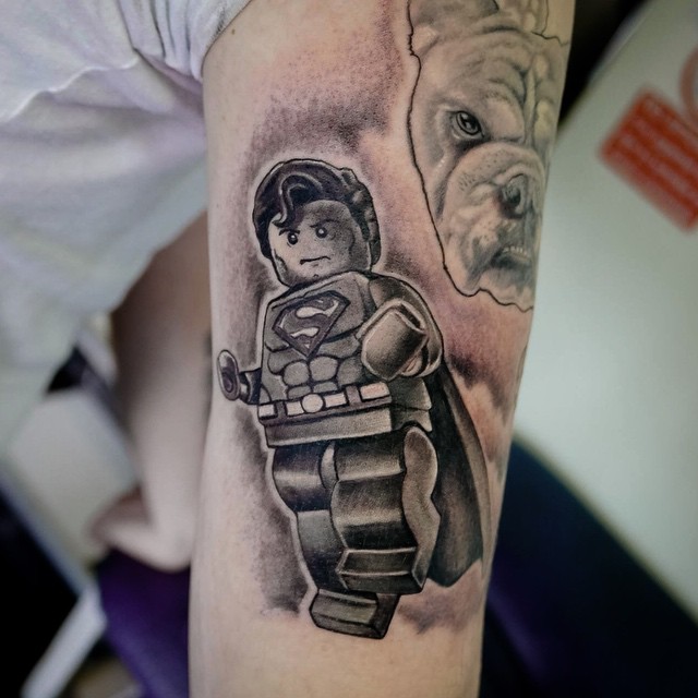 Superman também virou uma linda e divertida tatuagem de peça lego.