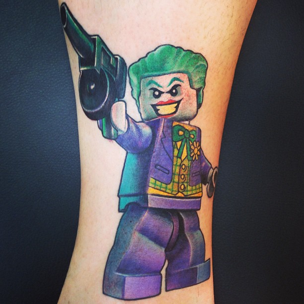 O vilão Coringa também virou uma tatuagem de bonequinho Lego nesse desenho.