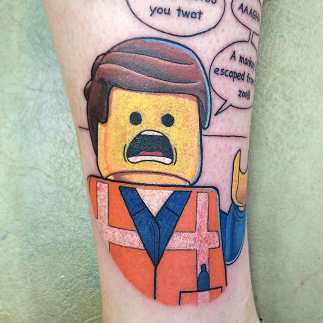 Original tatuagem de boneco de Lego com balões der quadrinhos.