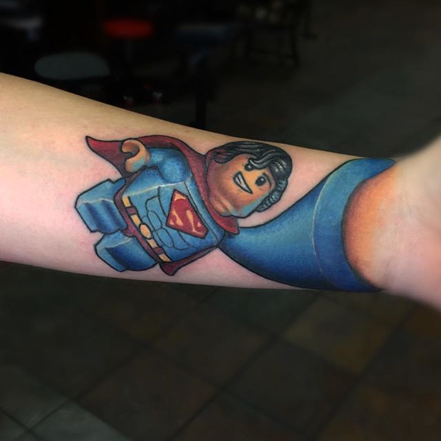 Mais uma tatuagem inspirada no Super Man.