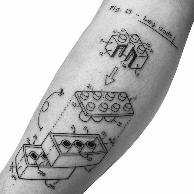 Elaborado desenho de tatuagem de Lego inspirado na geometria e nas ciências, para quem vê muito mais que apenas diversão no Lego.