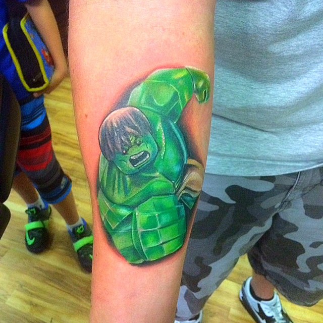 E Hulk também virou uma linda tatuagem de bonequinho Lego.