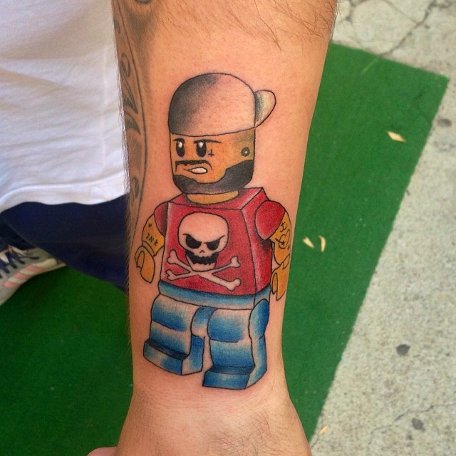 Bonequinho de Lego tatuado, não é porque é Lego que precisa ser muito fofo, dá pra ter cara de mau.