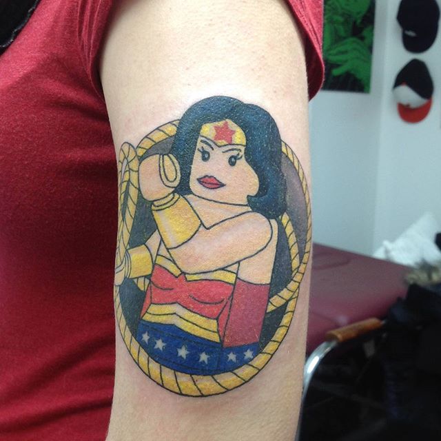 Para as super poderosas - tatuagem de mulher maravilha em lego